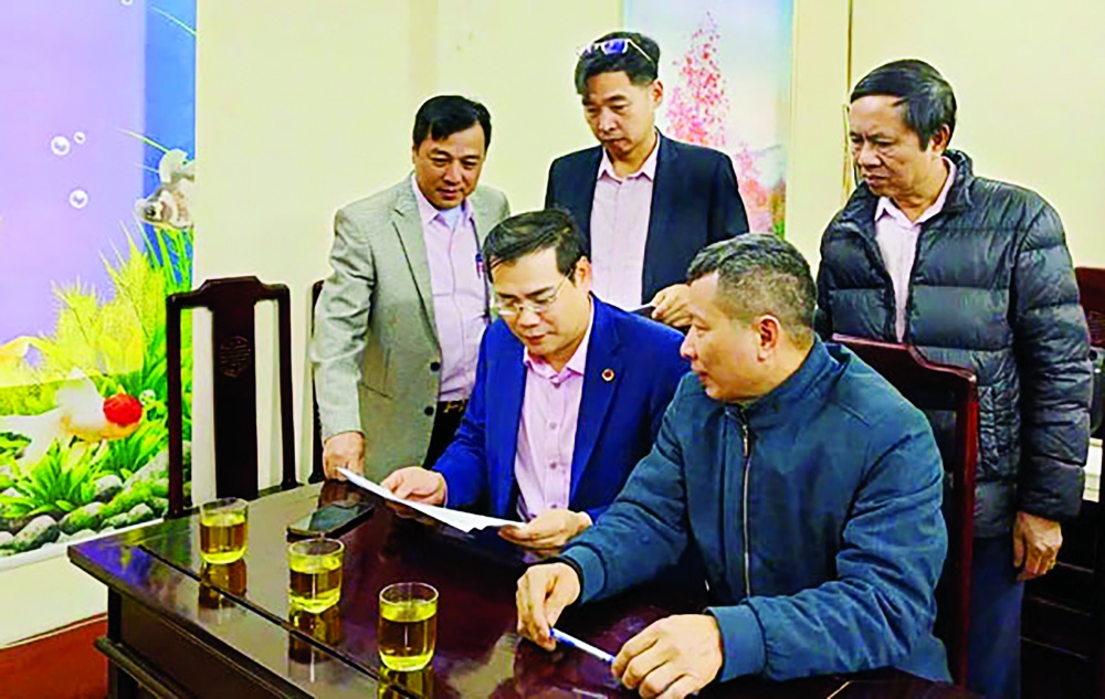 Đoàn công tác NHCSXH trao đổi với hộ vay ở xã Vạn Hòa, thành phố Lào Cai