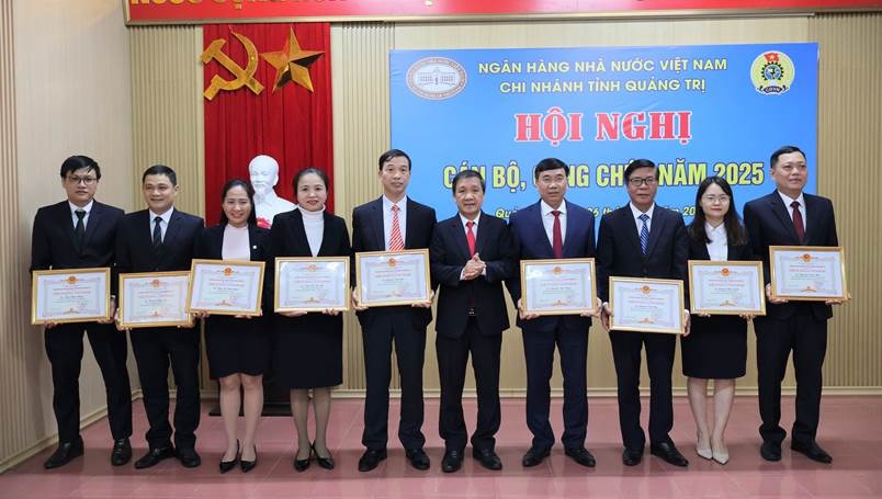 Khen thưởng các cá nhân có thành tích xuất sắc