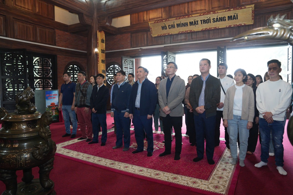 Chi bộ Vụ Tổ chức cán bộ thăm khu di tích ATK Định Hoá