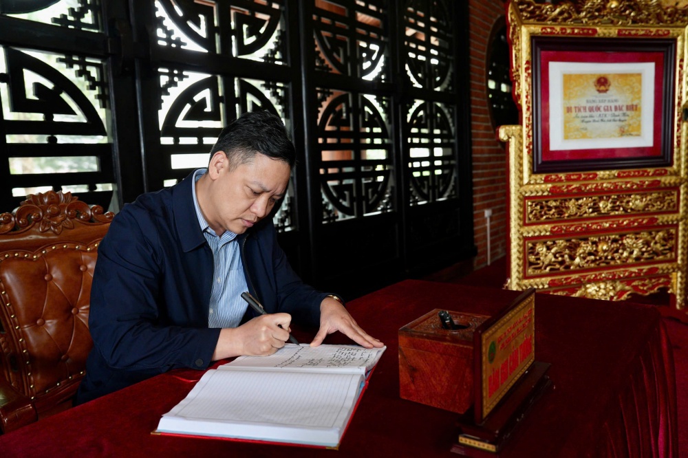 Chi bộ Vụ Tổ chức cán bộ thăm khu di tích ATK Định Hoá