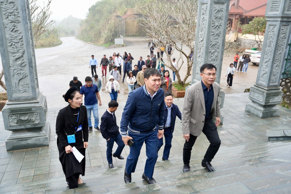 Chi bộ Vụ Tổ chức cán bộ thăm khu di tích ATK Định Hoá