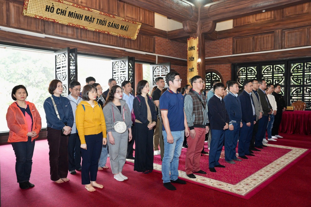 Chi bộ Vụ Tổ chức cán bộ thăm khu di tích ATK Định Hoá