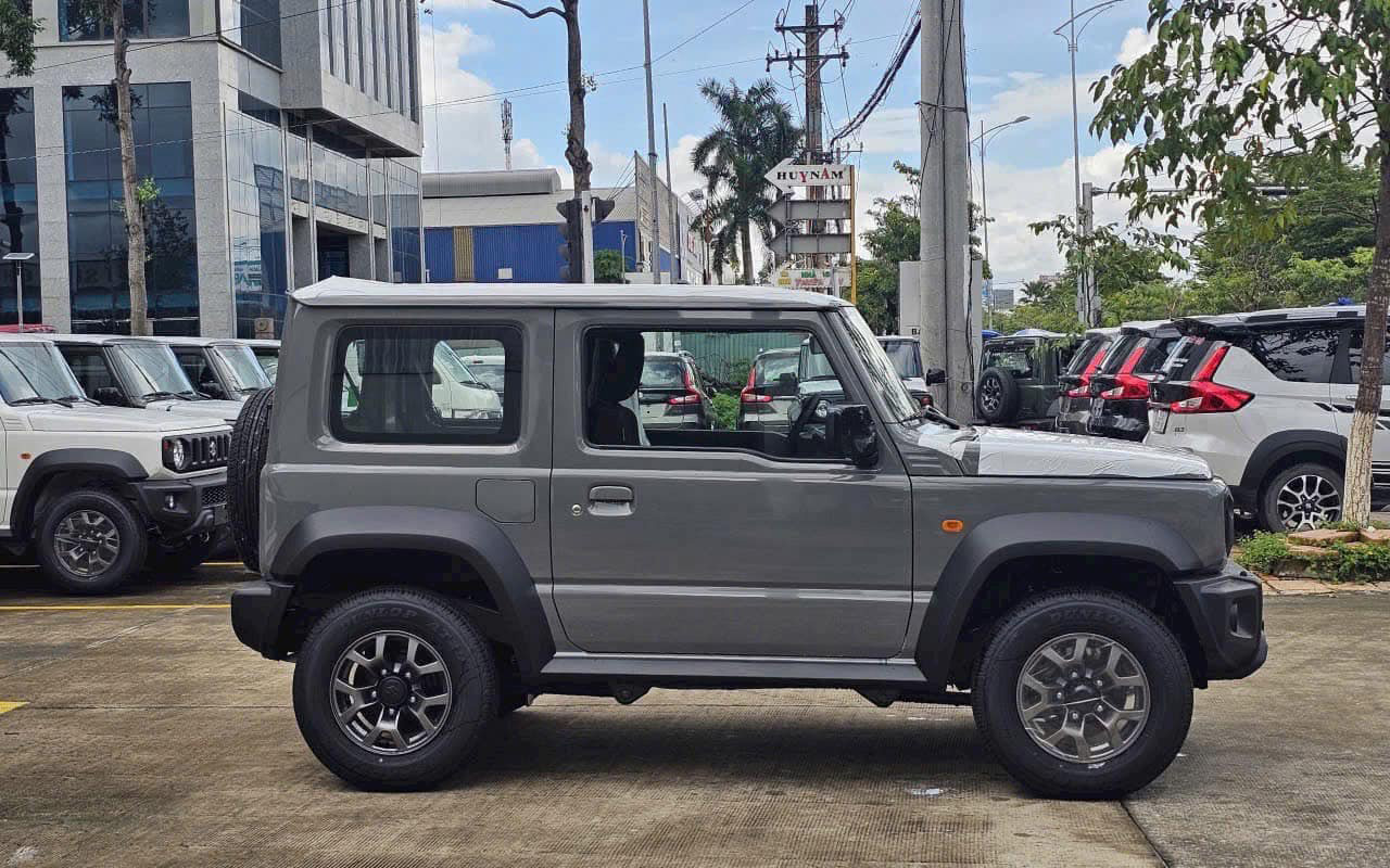 Suzuki Jimny giảm giá kỷ lục gần 100 triệu tại đại lý: Còn 690 triệu ngang Xforce bản full, người mua phải đánh đổi một điều- Ảnh 3. Suzuki Jimny giảm giá kỷ lục gần 100 triệu tại đại lý: Còn 690 triệu ngang Xforce bản full, người mua phải đánh đổi một điều- Ảnh 3.