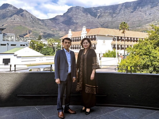 Thống đốc NHNN Nguyễn Thị Hồng gặp mặt Đại sứ Việt Nam tại Cộng hoà Nam Phi kiêm nhiệm Cộng hoà Botswana Hoàng Sỹ Cường (trái)