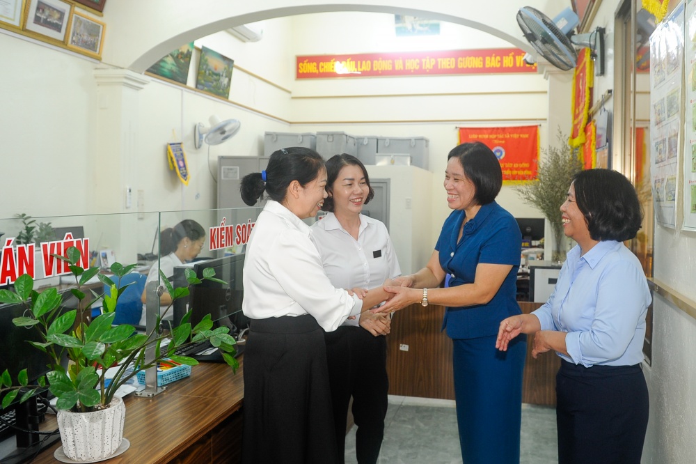 Bà Lê Thị Phương - Giám đốc Co-opBank chi nhánh Hải Phòng tay bắt mặt mừng tại với lãnh đạo QTDND xã An Đồng