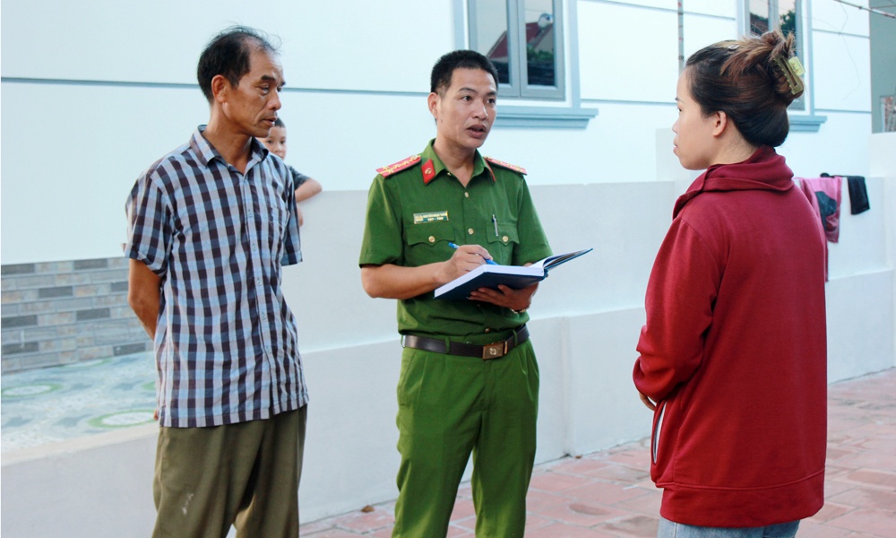 Cán bộ Công an thị xã Việt Yên nắm tình hình, tuyên truyền pháp luật cho gia đình có người được đặc xá tại xã Hương Mai.