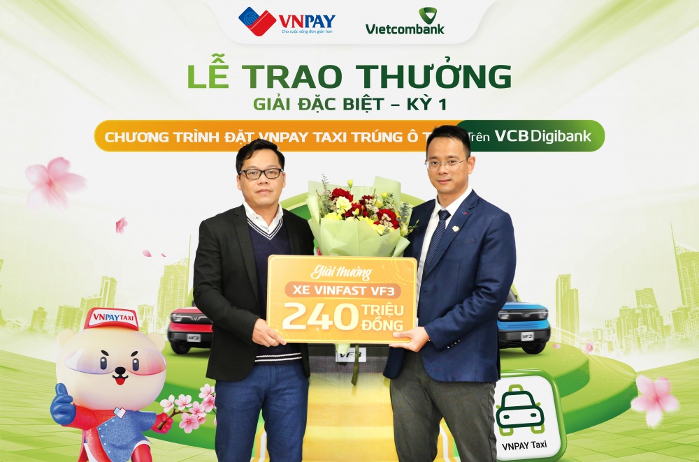 Ông Trần Mạnh Nam - Đại diện VNPAY Taxi (phải) trao giải thưởng cho chủ nhân chiếc xe VinFast VF3 - anh Nguyễn Xuân Mạnh. Ông Trần Mạnh Nam - Đại diện VNPAY Taxi (phải) trao giải thưởng cho chủ nhân chiếc xe VinFast VF3 - anh Nguyễn Xuân Mạnh.