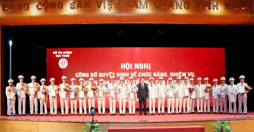 Thứ trưởng Bộ Tài chính Cao Anh Tuấn trao quyết định cho các Chi cục trưởng Cục Thuế khu vực