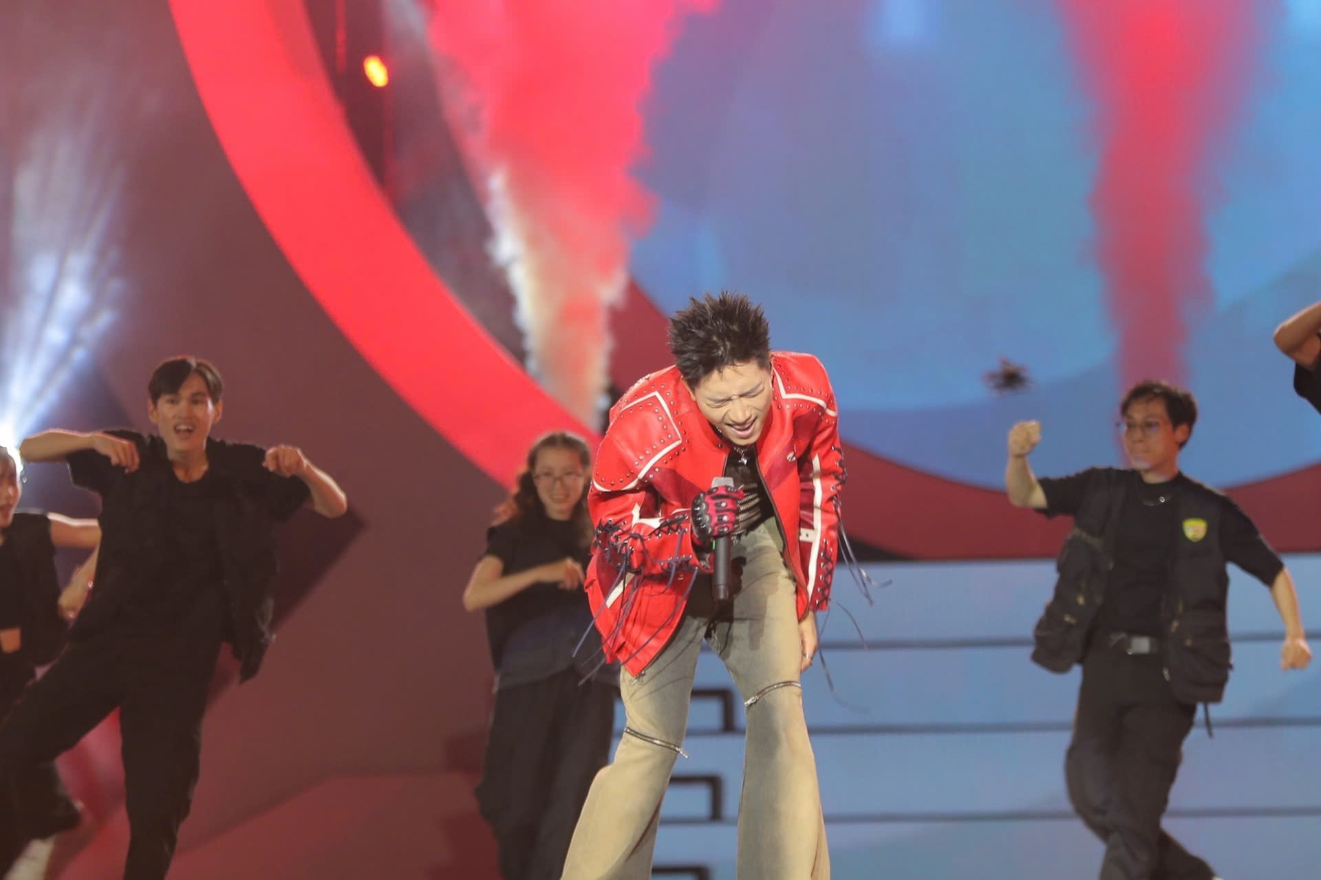 Chương trình với sự góp mặt của nhiều ca sĩ nổi tiếng.