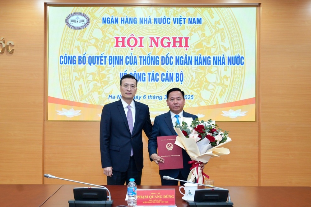 Phó Thống đốc NHNN Phạm Quang Dũng trao Quyết định cho ông Lại Hữu Phước Phó Thống đốc NHNN Phạm Quang Dũng trao Quyết định cho ông Lại Hữu Phước