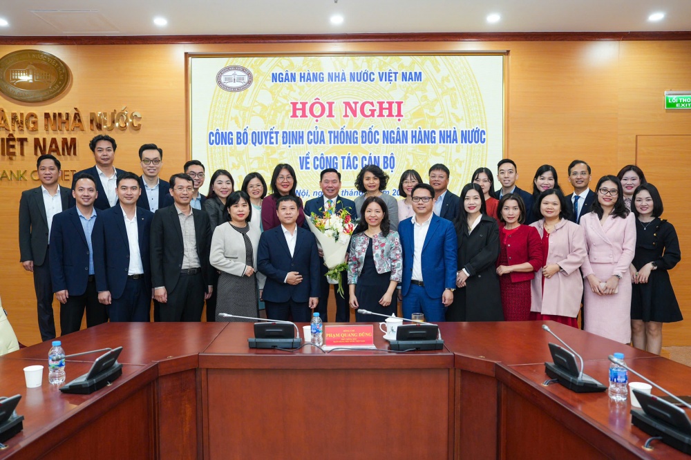 Các đại biểu tham dự Hội nghị tặng hoa chúc mừng Các đại biểu tham dự Hội nghị tặng hoa chúc mừng