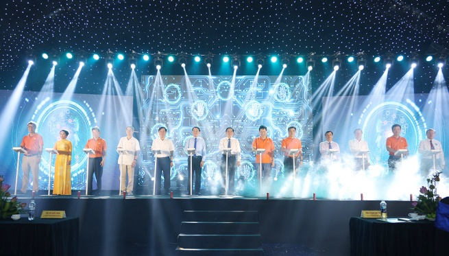 Lãnh đạo tỉnh Bình Định, lãnh đạo tập đoàn FPT và quan khách nhấn nút khởi công dự án Trung tâm trí tuệ nhân tạo (ảnh 