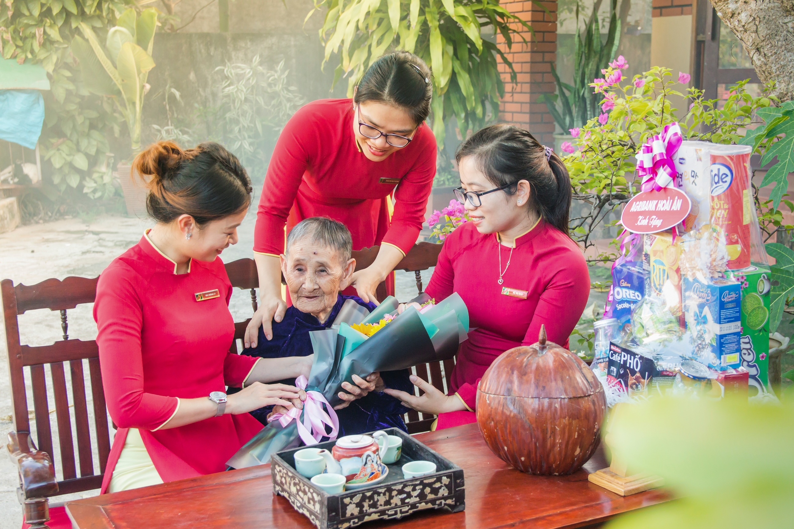 Ảnh 2: Phát huy truyền thống nhân hậu, đảm đang, nữ ĐVNLĐ Agribank luôn thể hiện sự quan tâm, sẻ chia tới cộng đồng Ảnh 2: Phát huy truyền thống nhân hậu, đảm đang, nữ ĐVNLĐ Agribank luôn thể hiện sự quan tâm, sẻ chia tới cộng đồng