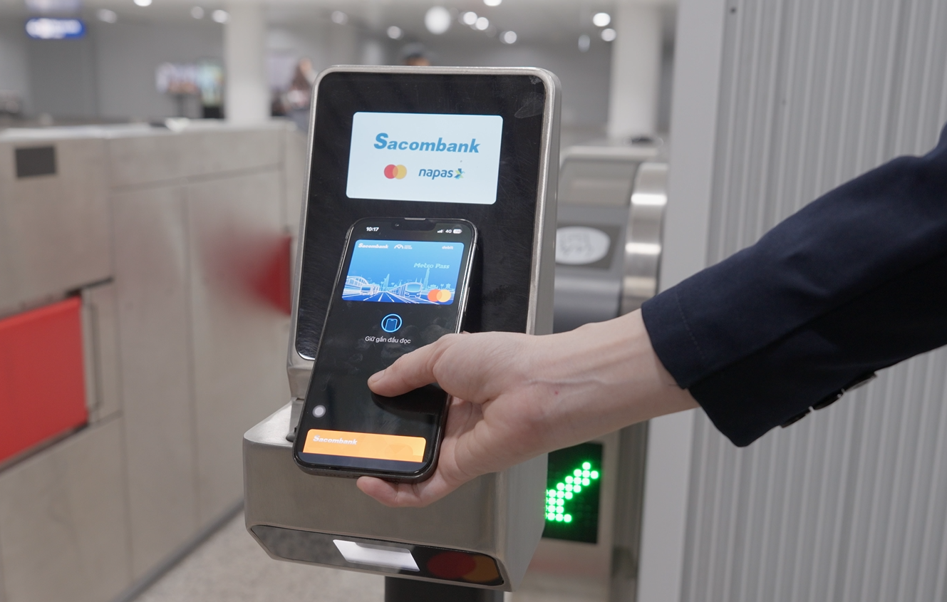Người dân thanh toán khi đi Metro số 1 nhanh gọn qua Apple Pay