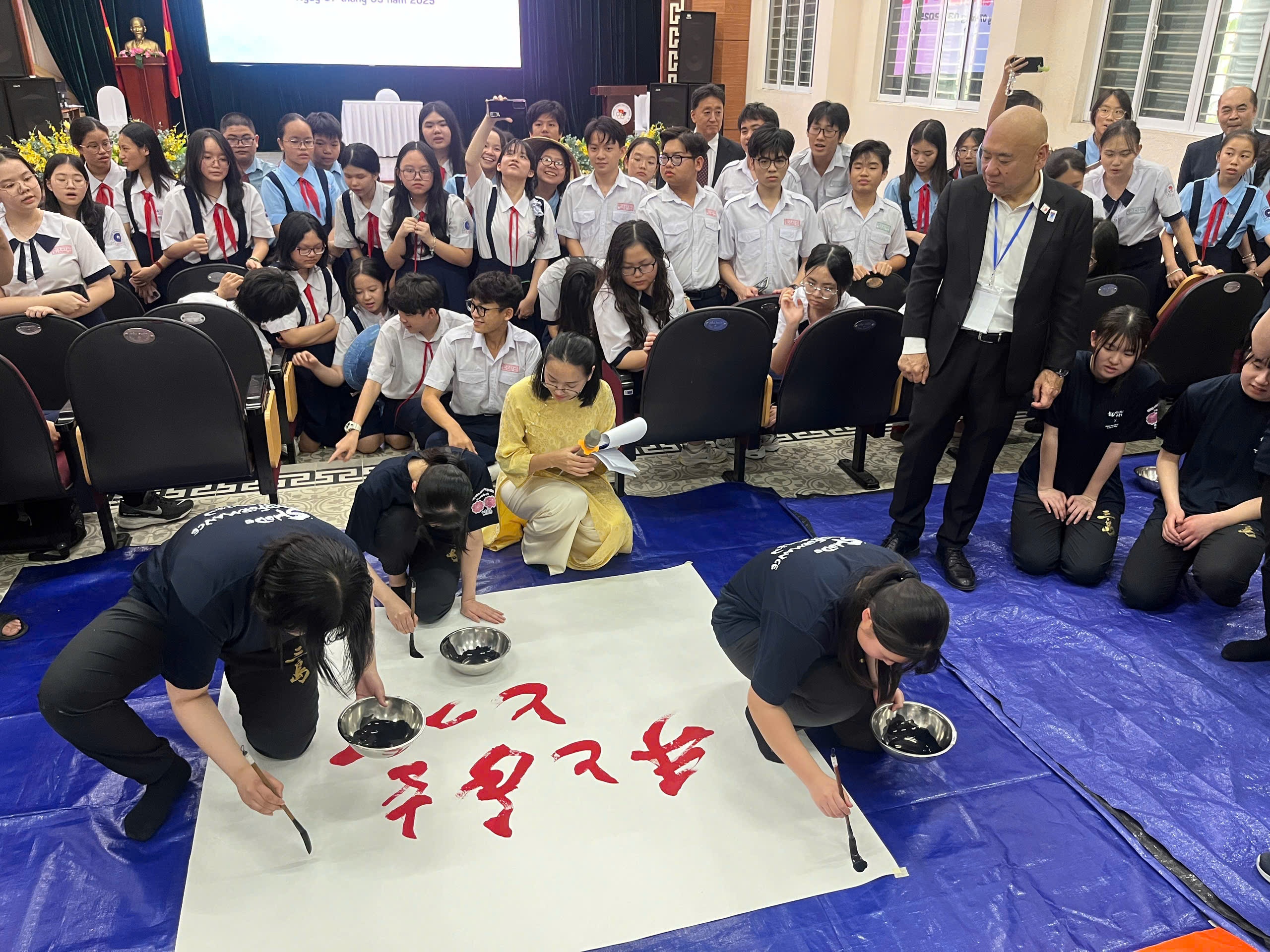 Học sinh TP. Hồ Chí Minh và học sinh Nhật Bản giao lưu học hỏi và tăng cường tình đoàn kết hữu nghị giữa thế hệ trẻ Việt Nam – Nhật Bản. Học sinh TP. Hồ Chí Minh và học sinh Nhật Bản giao lưu học hỏi và tăng cường tình đoàn kết hữu nghị giữa thế hệ trẻ Việt Nam – Nhật Bản.