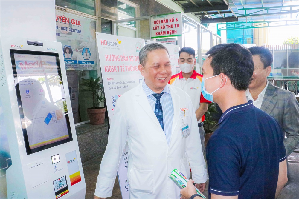 TS.BS Lê Trần Quang Minh - GĐ Bệnh viện Tai Mũi Họng TP.HCM giới thiệu hệ thống Kiosk y tế thông minh của HDBank với người tiêu dùng TS.BS Lê Trần Quang Minh - GĐ Bệnh viện Tai Mũi Họng TP.HCM giới thiệu hệ thống Kiosk y tế thông minh của HDBank với người tiêu dùng