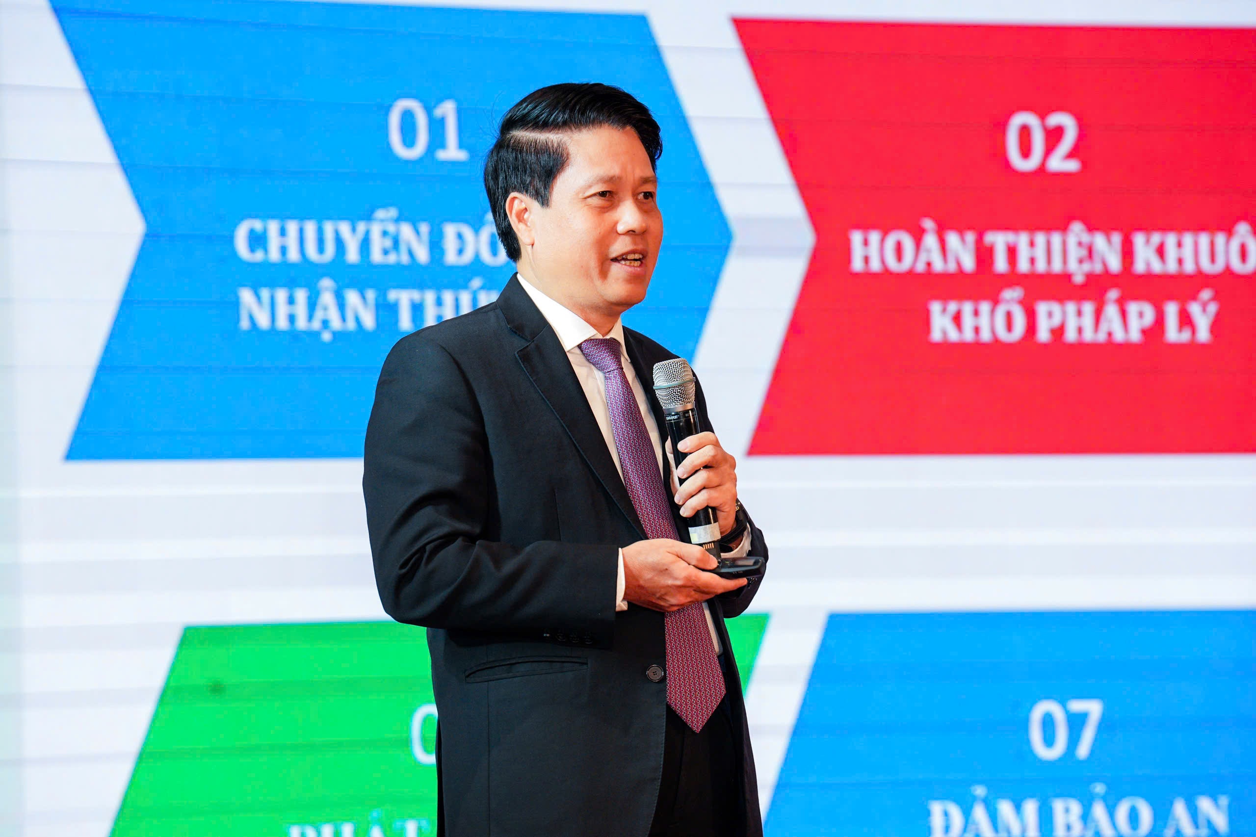 Ảnh 2: ông Phạm Tiến Dũng, Phó Thống đốc NHNN chia sẻ những kết quả quan trọng của chuyển đổi số ngành Ngân hàng tại Hội thảo.