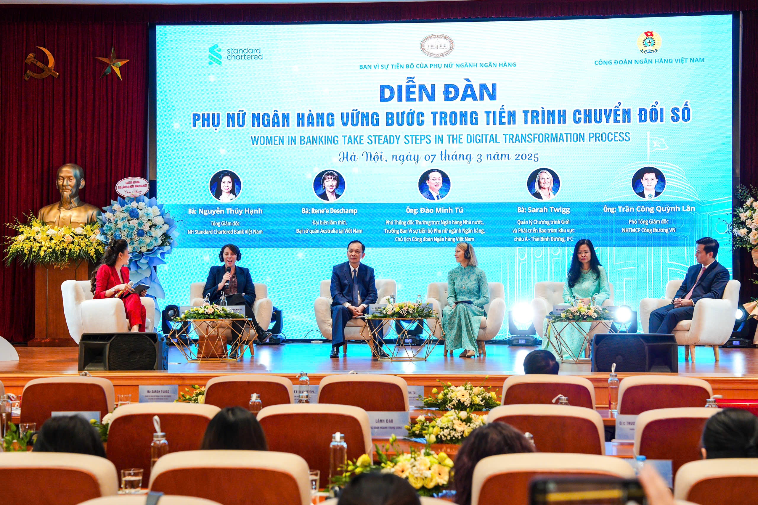 Ảnh 3: Các chuyên gia, diễn giả trao đổi các nội dung liên quan đến chủ đề Phụ nữ ngân hàng vững bước trong tiến trình chuyển đổi số