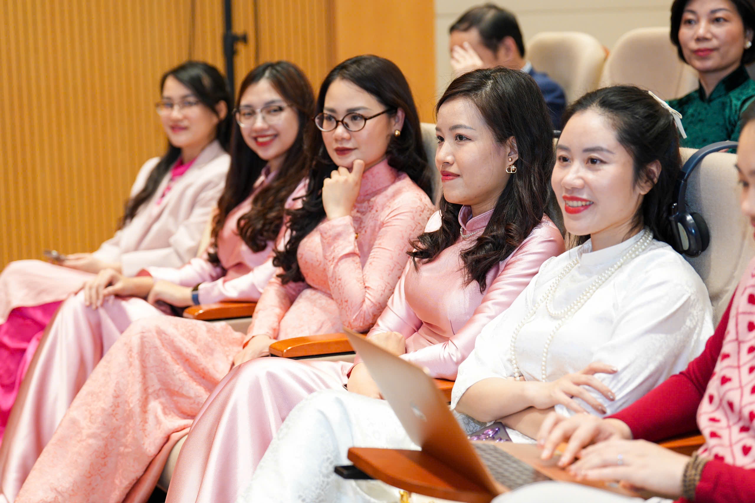 Ảnh 4: Các đại biểu chăm chú lắng nghe những chia sẻ của diễn giả, chuyên gia tại Hội thảo