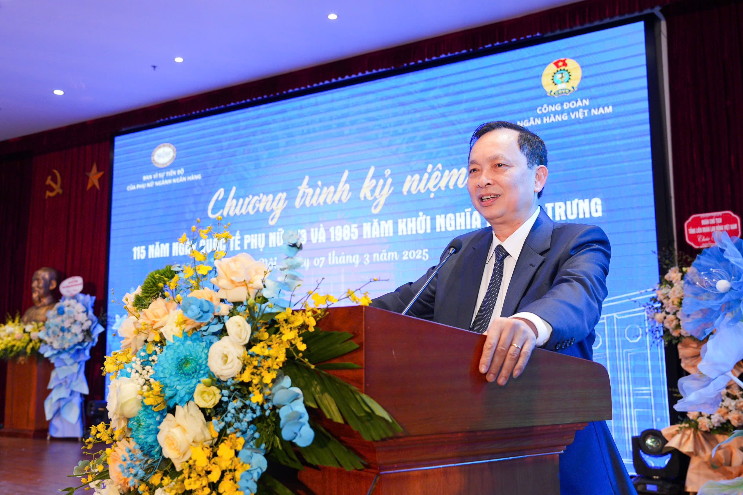 ông Đào Minh Tú - Phó Thống đốc Thường trực Ngân hàng Nhà nước (NHNN), Chủ tịch Công đoàn Ngân hàng Việt Nam, Trưởng ban Vì sự tiến bộ của phụ nữ ngành Ngân hàng phát biểu tại buổi lễ ông Đào Minh Tú - Phó Thống đốc Thường trực Ngân hàng Nhà nước (NHNN), Chủ tịch Công đoàn Ngân hàng Việt Nam, Trưởng ban Vì sự tiến bộ của phụ nữ ngành Ngân hàng phát biểu tại buổi lễ