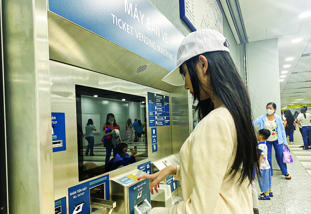 Người đi tàu Metro Bến Thành - Suối Tiên thực hiện thanh toán tại cổng soát vé 