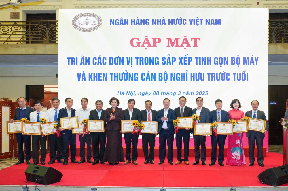 Tri ân các đơn vị và cán bộ nghỉ hưu trước tuổi trong sắp xếp tổ chức bộ máy