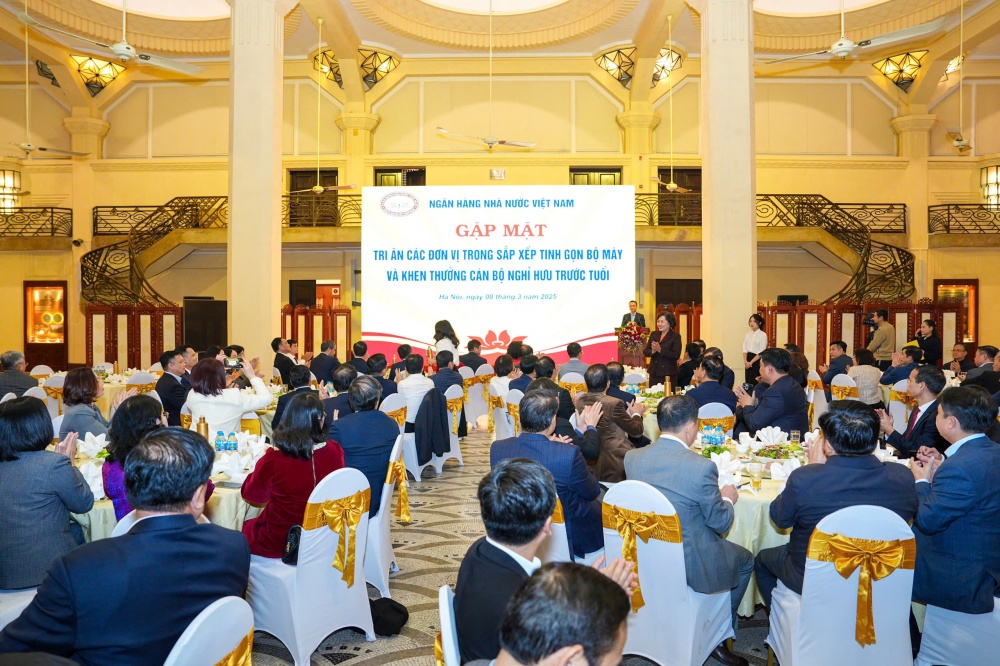 Tri ân các đơn vị và cán bộ nghỉ hưu trước tuổi trong sắp xếp tổ chức bộ máy