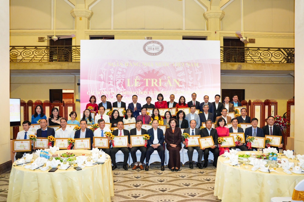 Tri ân các đơn vị và cán bộ nghỉ hưu trước tuổi trong sắp xếp tổ chức bộ máy