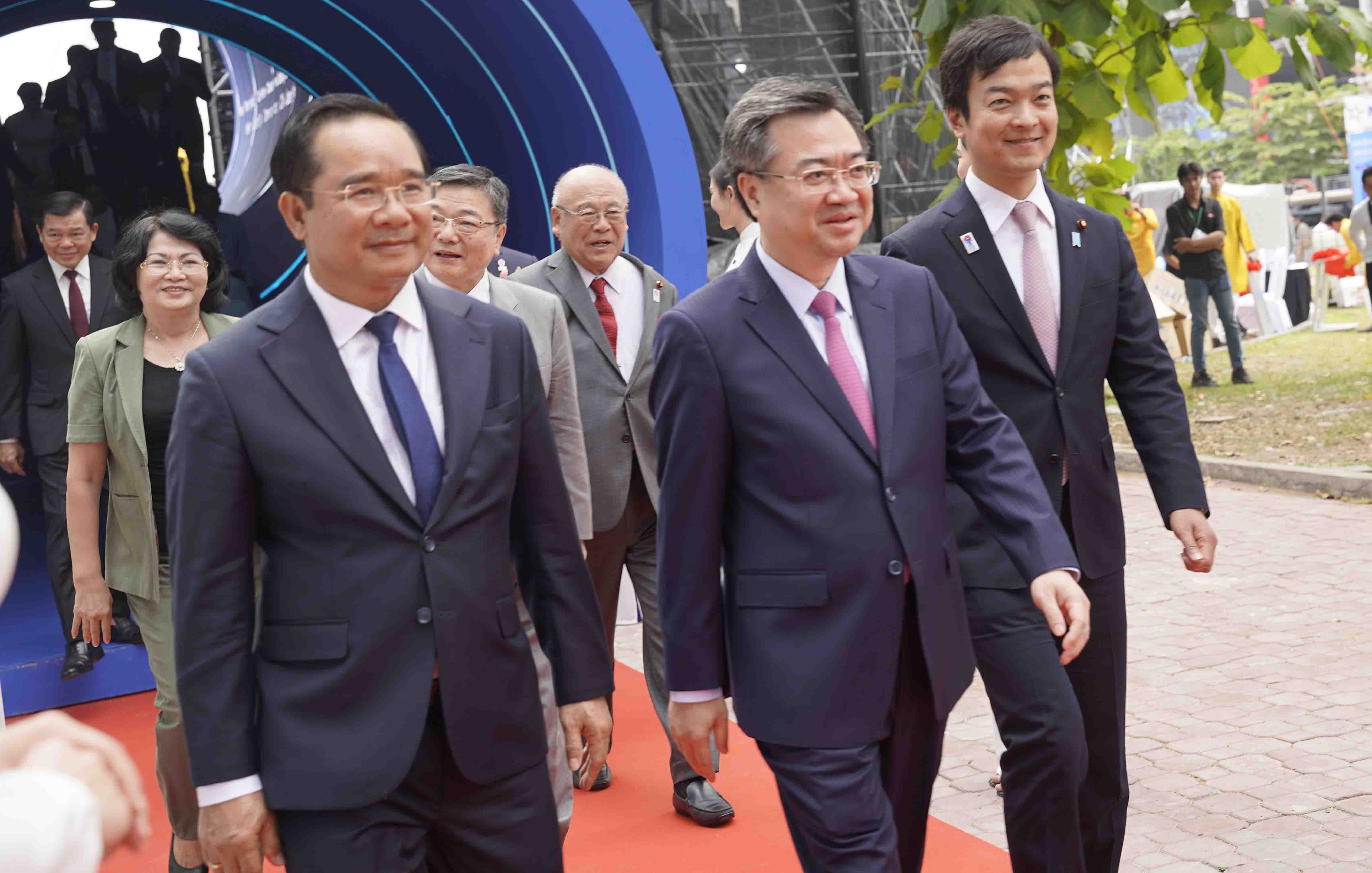 Ông Nguyễn Thanh Nghị, Phó bí thư Thường trực Thành ủy TP. Hồ Chí Minh và ông Nguyễn Văn Được (bìa trái) Chủ tịch UBND thành phố lên tàu Metro số 1 Bến Thành – Suối Tiên trong Lễ khai trương - Ảnh: Đình Hải