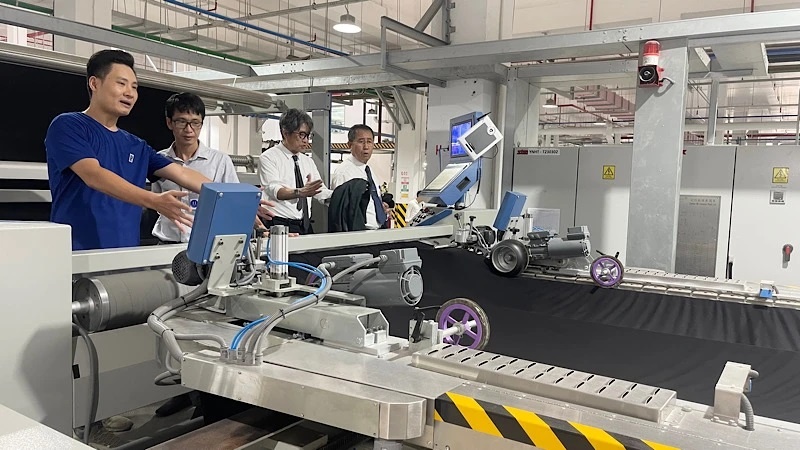 Ảnh: Dây chuyền tự động của Nhà máy dệt nhuộm TOP TEXTILES tại KCN Dệt may Rạng Đông, huyện Nghĩa Hưng (Nam Định)