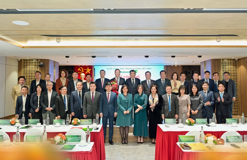 Đại diện Đảng ủy Chính phủ, NHNN Việt Nam cùng Ban lãnh đạo Vietcombank chúc mừng và chụp ảnh lưu niệm cùng đ/c Lê Quang Vinh - tân Phó Bí thư Đảng ủy, Thành viên HĐQT, Tổng Giám đốc Vietcombank