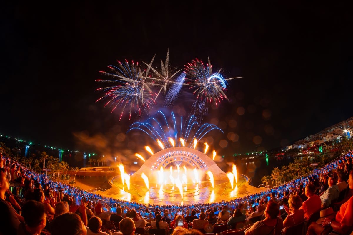 Sân khấu Nụ hôn của biển cả (Kiss of The Sea) thắp sáng bầu trời “Đảo Ngọc” Phú Quốc Sân khấu Nụ hôn của biển cả (Kiss of The Sea) thắp sáng bầu trời “Đảo Ngọc” Phú Quốc