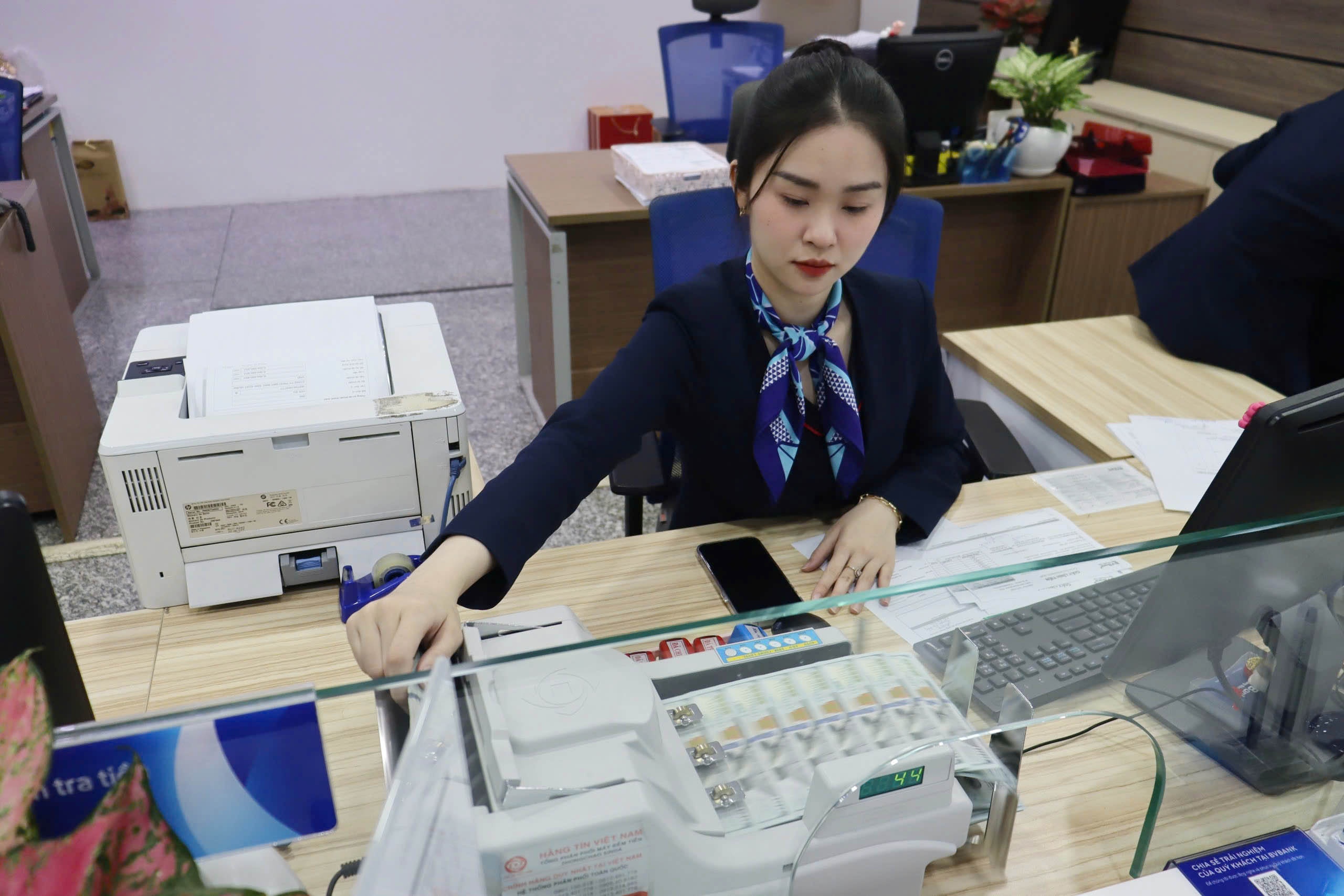 Các ngân hàng thương mại ủy quyền đối với các đại lý thu đổi ngoại tệ, đảm bảo nguồn ngoại tệ thu đổi chỉ để bán cho các ngân hàng thương mại - Ảnh: Tr.T