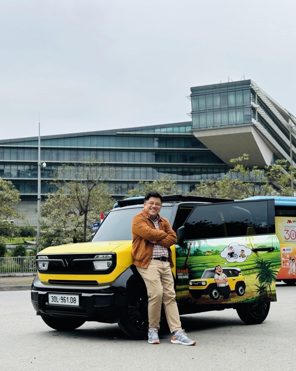 Anh Nguyễn Cao Khánh bên cạnh chiếc ô tô mơ ước của mình.