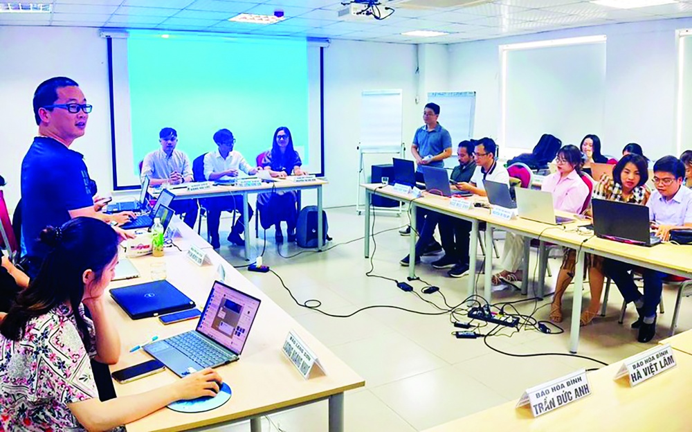 Các nhà báo trao đổi về ứng dụng trí tuệ nhân tạo trong sản xuất báo chí tại lớp tập huấn nghiệp vụ do Hội Nhà báo Việt Nam tổ chức Các nhà báo trao đổi về ứng dụng trí tuệ nhân tạo trong sản xuất báo chí tại lớp tập huấn nghiệp vụ do Hội Nhà báo Việt Nam tổ chức