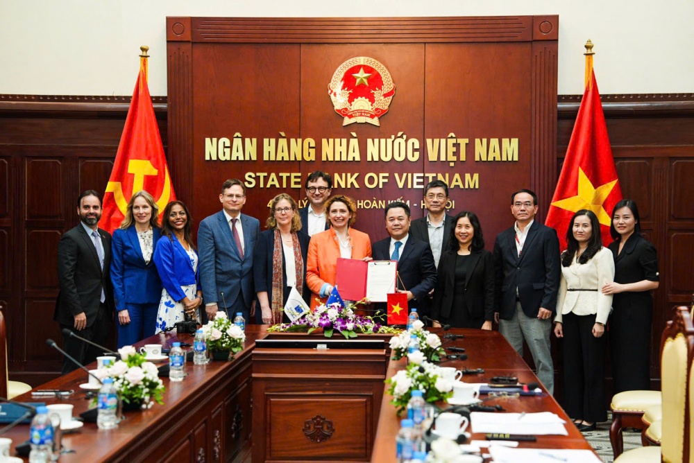 Đoàn NHNN Việt Nam và đoàn EIB chụp ảnh lưu niệm