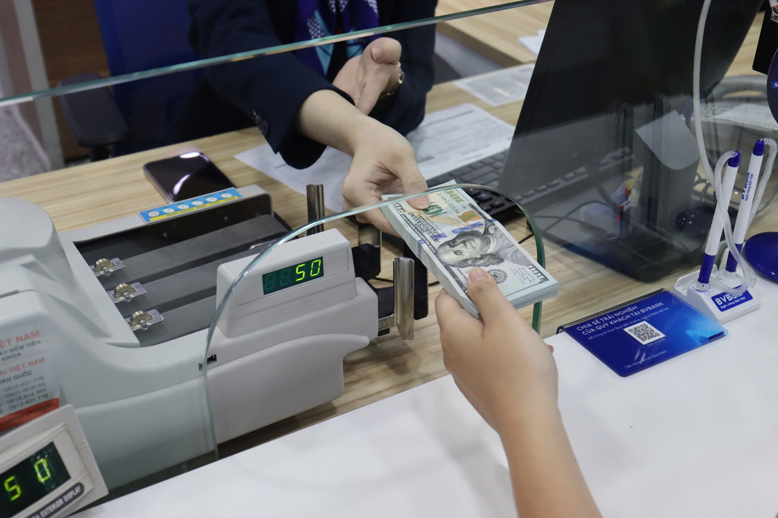 Giá USD được các chuyên gia nhận định sẽ không thể tăng cao do ảnh hưởng đến các cân đối vĩ mô như tỷ lệ nợ nước ngoài… - Ảnh: Tr.T