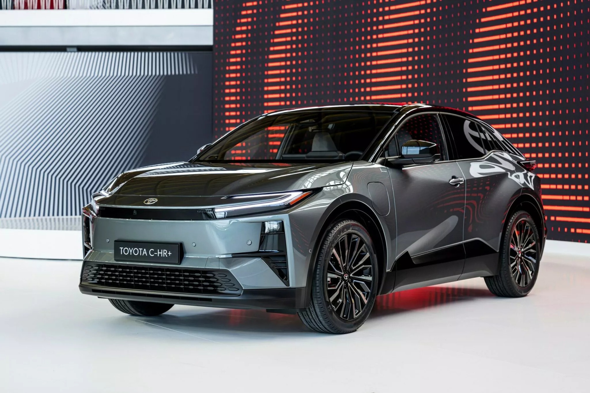 Toyota tung SUV điện mới: Lớn hơn Corolla Cross, màn 14inch, chạy tới 600km/sạc, hướng tới 'người độc thân đang hẹn hò'- Ảnh 2. Toyota tung SUV điện mới: Lớn hơn Corolla Cross, màn 14inch, chạy tới 600km/sạc, hướng tới 'người độc thân đang hẹn hò'- Ảnh 2.