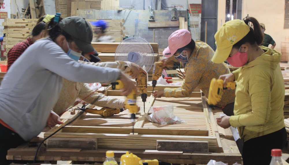 ngành gỗ trong nước được dự báo sẽ đối diện với nhiều thách thức lớn từ các thị trường xuất khẩu trọng điểm.