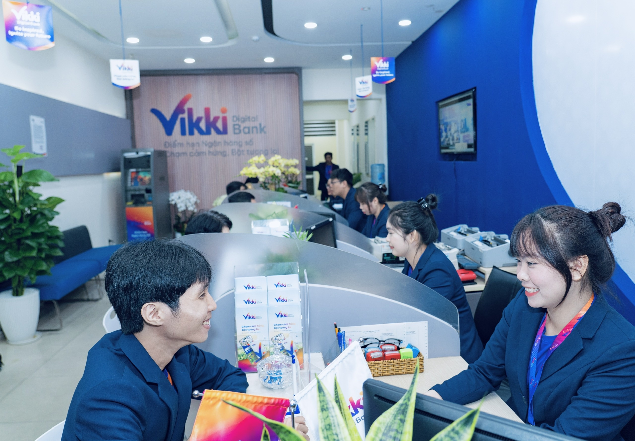 Khách hàng gửi tiền tiết kiệm tại Điểm giao dịch Ngân hàng số Vikki - Hai Bà Trưng Khách hàng gửi tiền tiết kiệm tại Điểm giao dịch Ngân hàng số Vikki - Hai Bà Trưng