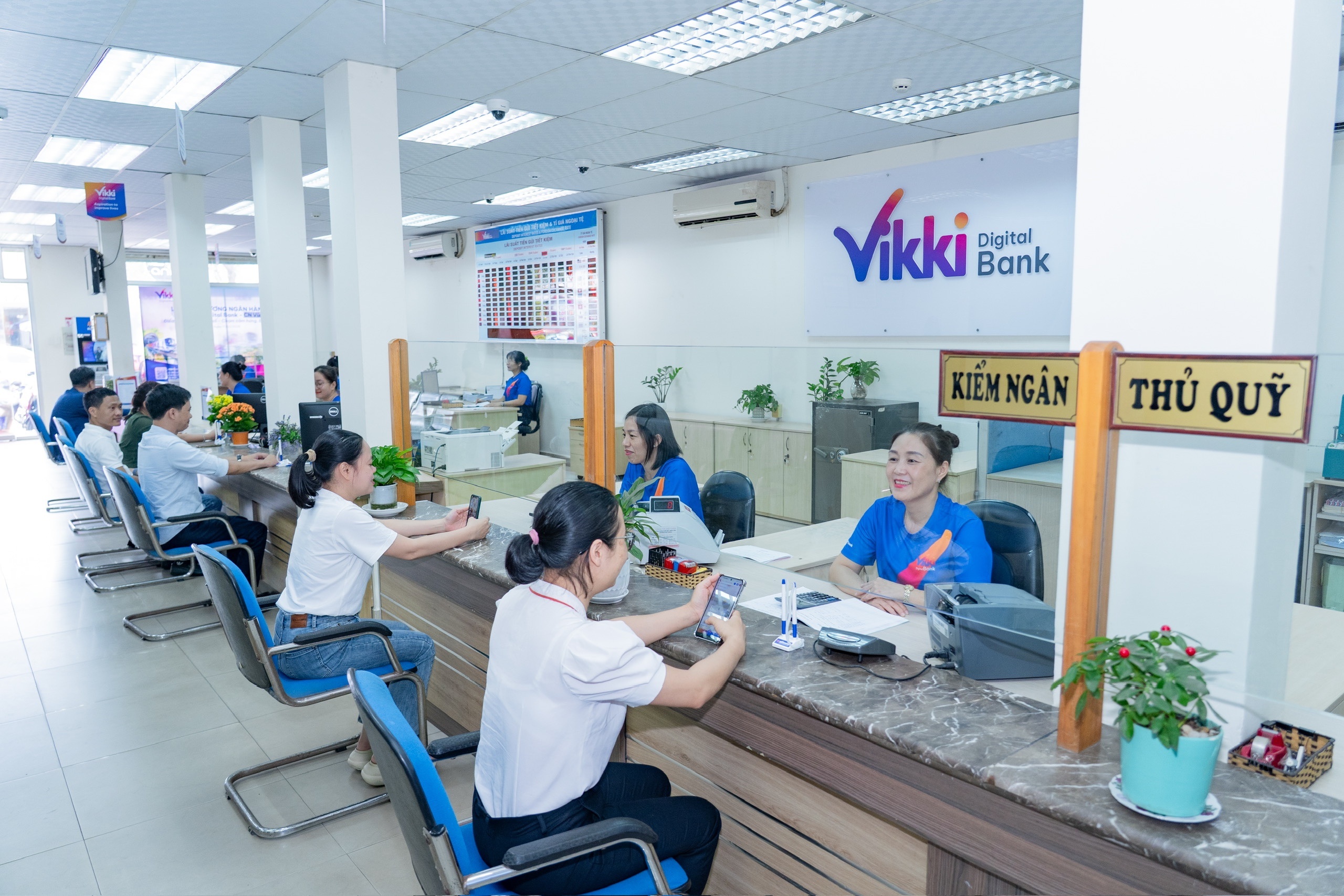 Khách hàng thực hiện giao dịch tại Điểm giao dịch Ngân hàng Số Vikki - Bà Chiểu Khách hàng thực hiện giao dịch tại Điểm giao dịch Ngân hàng Số Vikki - Bà Chiểu