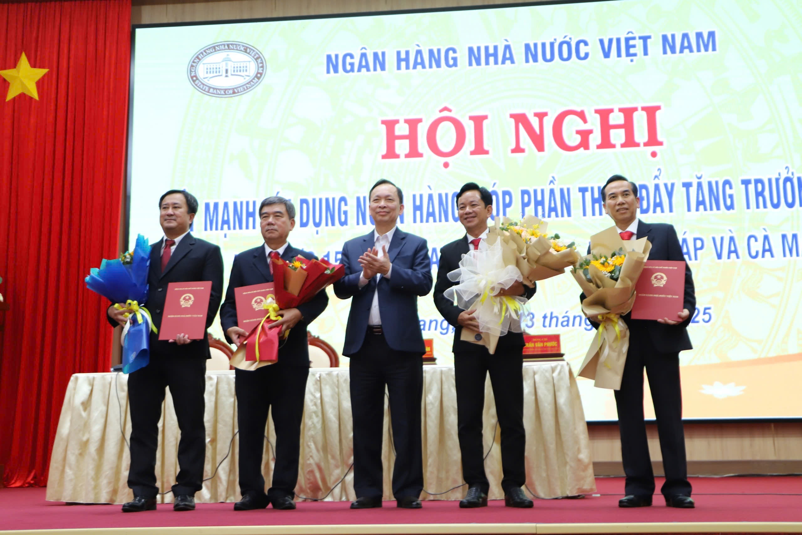 Ngay sau Lễ trao Quyết định cho Ban lãnh đạo Ngân hàng Nhà nước chi nhánh Khu vực 15, Phó Thống đốc Thường trực Đào Minh Tú (đứng giữa) đã chủ trì Hội nghị Đẩy mạnh tín dụng ngân hàng góp phần thúc đẩy tăng trưởng kinh tế các tỉnh Kiên Giang, An Giang, Đồng Tháp và Cà Mau - Ảnh: Thạch Bình