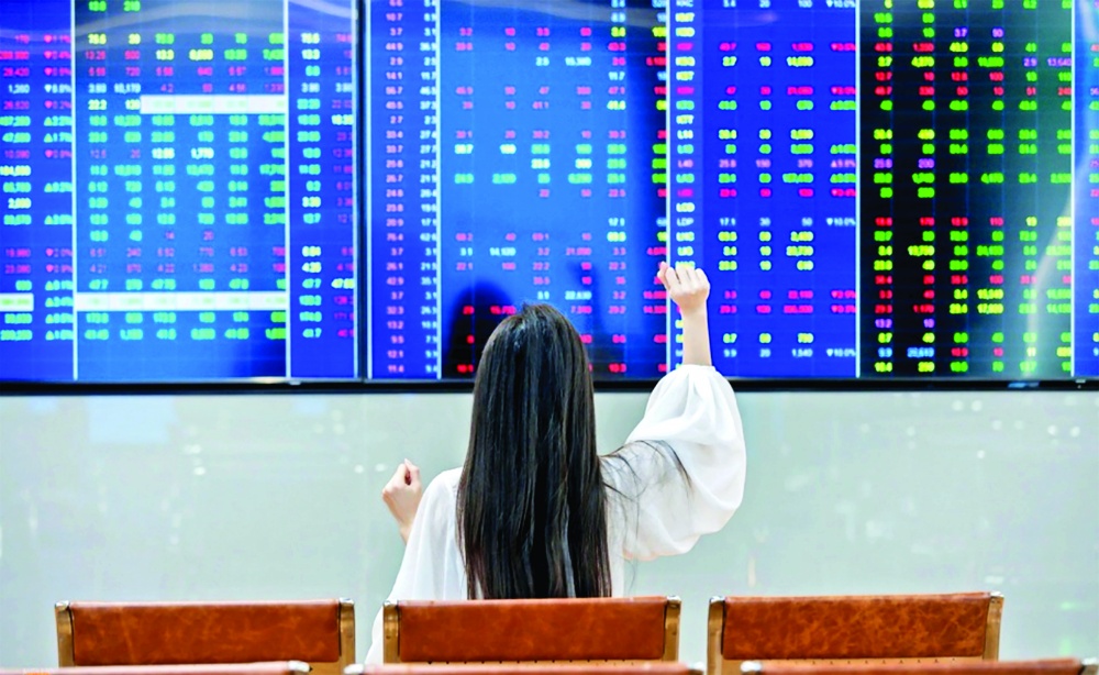 Dòng tiền ồ ạt đổ vào thị trường đẩy giá hàng loạt cổ phiếu tăng một cách ngoạn mục