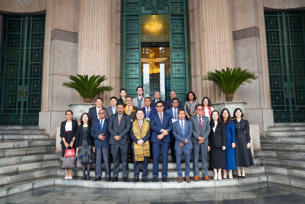 Phó Thống đốc tặng quà và chụp ảnh kỷ niệm với Đoàn Timor-Leste Phó Thống đốc tặng quà và chụp ảnh kỷ niệm với Đoàn Timor-Leste