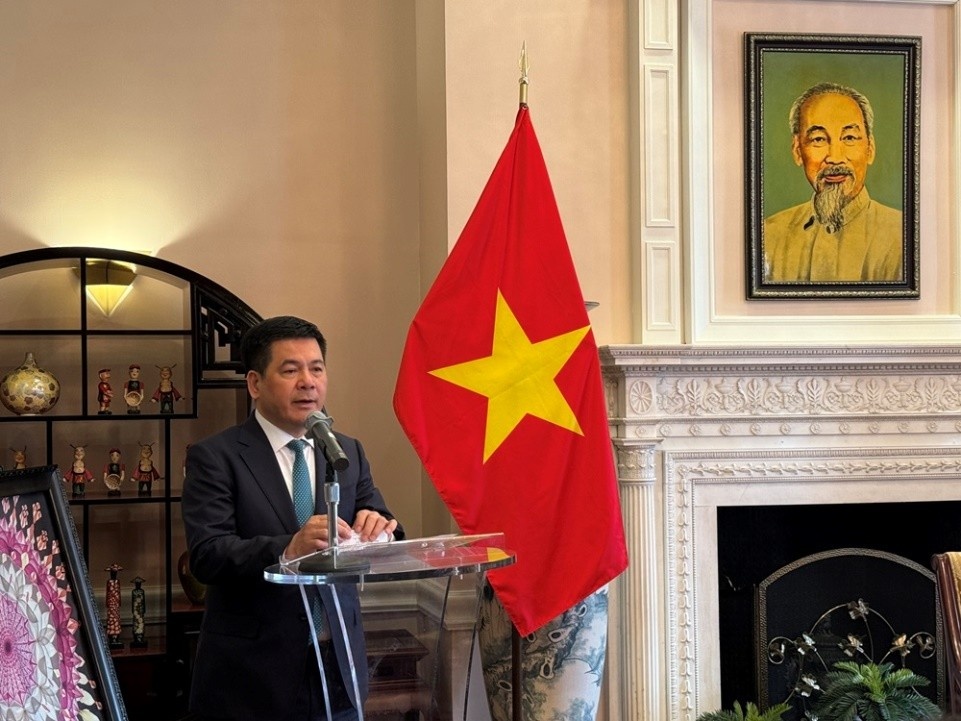 Phát biểu tại buổi lễ ký kết các thỏa thuận hợp tác, Bộ trưởng Nguyễn Hồng Diên nhấn mạnh, trụ cột kinh tế - thương mại - đầu tư đóng vai trò là động lực chủ chốt thúc đẩy tổng thể quan hệ song phương