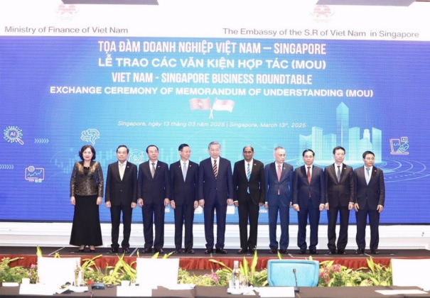 Tổng Bí thư Tô Lâm và Đoàn Việt Nam chụp ảnh lưu niệm tại Tọa đàm