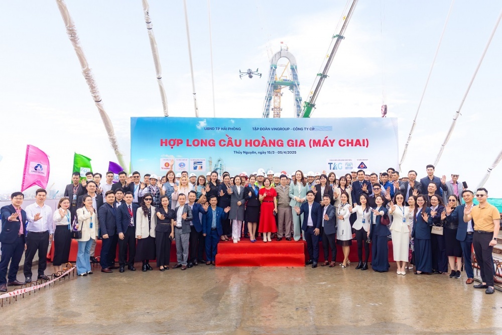 Cầu Hoàng Gia đã hợp long vào ngày 15/3 và dự kiến đi vào hoạt động từ tháng 8/2025 Cầu Hoàng Gia đã hợp long vào ngày 15/3 và dự kiến đi vào hoạt động từ tháng 8/2025