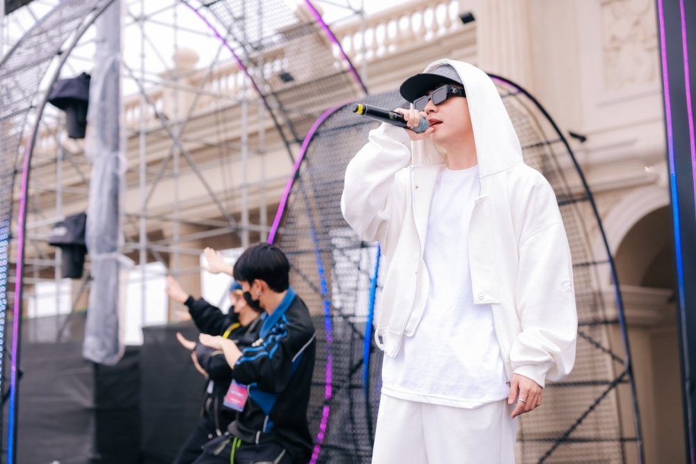 Quang Hùng MasterD xuất hiện bảnh bao, mang tới những ca khúc hit vươn tầm khu vực