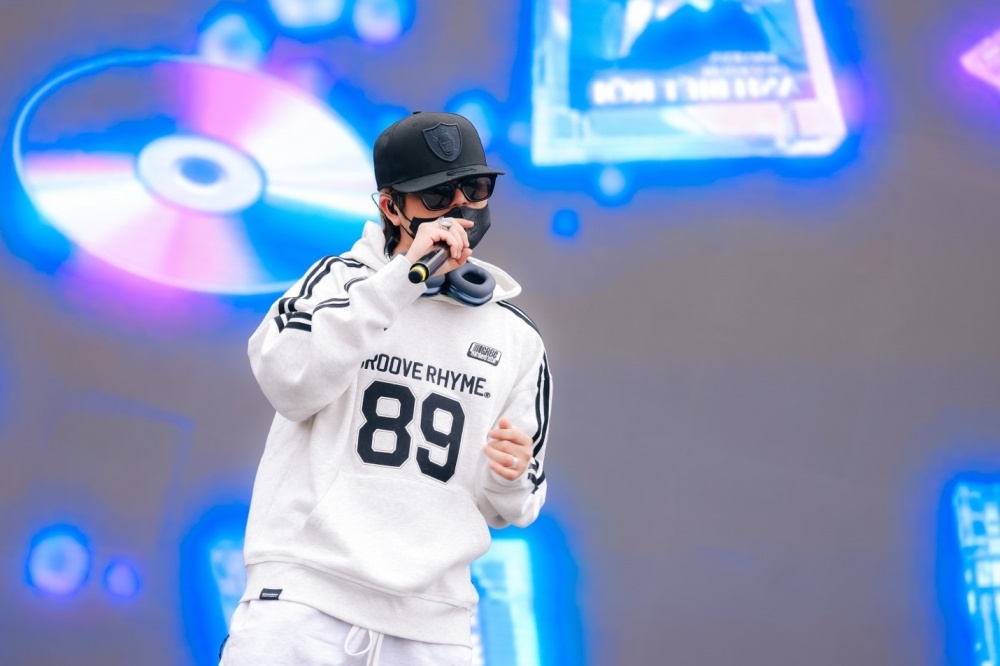 Rhyder vẫn giữ phong cách trẻ trung, cầu toàn trong từng phần trình diễn cùng vũ đoàn