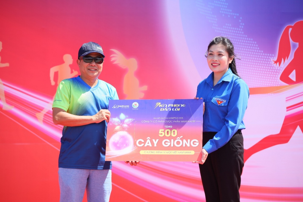 Ông Nguyễn An Duy (trái), Phó TGĐ Khối Tài Chính Imexpharm, trao bảng tượng trưng tặng 500 cây xanh cho Thành đoàn TP Đà Lạt Ông Nguyễn An Duy (trái), Phó TGĐ Khối Tài Chính Imexpharm, trao bảng tượng trưng tặng 500 cây xanh cho Thành đoàn TP Đà Lạt